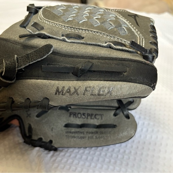 EUC Mizuno Prospect 10.5” Youth Ball Mitt Gray with Black Stitching RHT - Picture 4 of 7